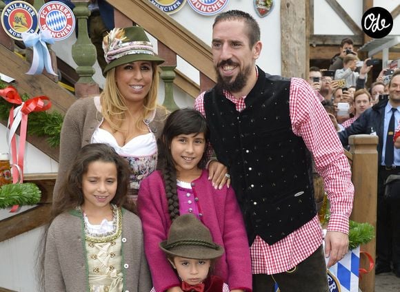 Les images montrent la jeune femme en train d'ajuster la tenue de son père avant un shooting, illustrant leur belle complicité.

Franck Ribery célèbre la fête de la bière "Oktoberfest" avec sa femme Wahiba et ses enfants Salif, Shakinez et Hizya à Munich en Allemagne le 5 octobre 2014. API / BESTIMAGE