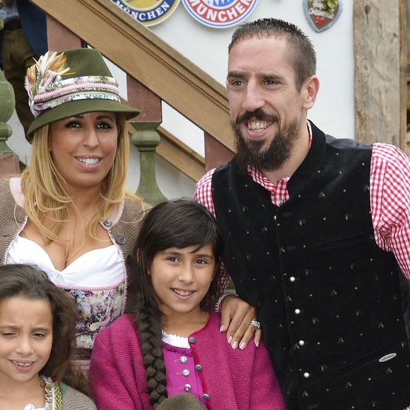 Les images montrent la jeune femme en train d'ajuster la tenue de son père avant un shooting, illustrant leur belle complicité.

Franck Ribery célèbre la fête de la bière "Oktoberfest" avec sa femme Wahiba et ses enfants Salif, Shakinez et Hizya à Munich en Allemagne le 5 octobre 2014. API / BESTIMAGE