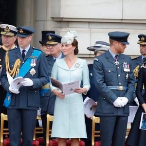 S'ils habitent actuellement une maison de quatre chambres, le couple souhaiterait habiter dans cette résidence bien plus grande construite au XVIIIe siècle dans un coin caché de Windsor Great Park.

La princesse Anne, Camilla Parker Bowles, duchesse de Cornouailles, le prince William, duc de Cambridge, Kate Catherine Middleton, duchesse de Cambridge, le prince Harry, duc de Sussex, Meghan Markle, duchesse de Sussex (habillée en Dior Haute Couture par Maria Grazia Chiuri) - La famille royale d'Angleterre lors de la parade aérienne de la RAF pour le centième anniversaire au palais de Buckingham à Londres. Le 10 juillet 2018 EXPRESS SYNDICATION / BESTIMAGE