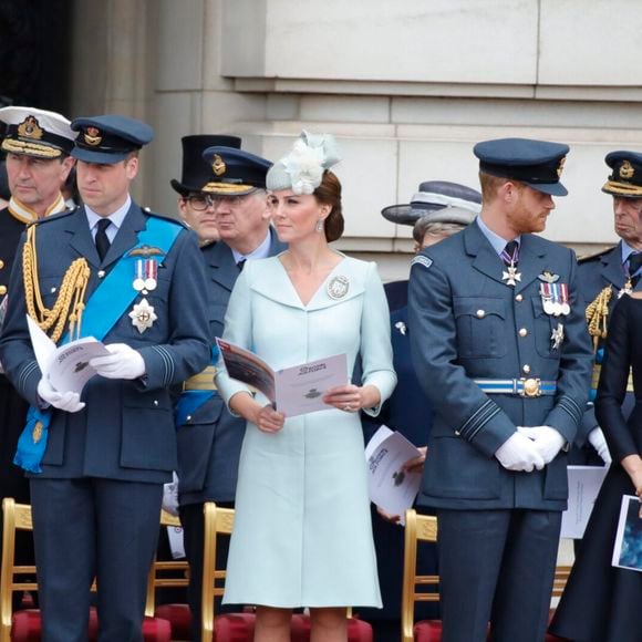 S'ils habitent actuellement une maison de quatre chambres, le couple souhaiterait habiter dans cette résidence bien plus grande construite au XVIIIe siècle dans un coin caché de Windsor Great Park.

La princesse Anne, Camilla Parker Bowles, duchesse de Cornouailles, le prince William, duc de Cambridge, Kate Catherine Middleton, duchesse de Cambridge, le prince Harry, duc de Sussex, Meghan Markle, duchesse de Sussex (habillée en Dior Haute Couture par Maria Grazia Chiuri) - La famille royale d'Angleterre lors de la parade aérienne de la RAF pour le centième anniversaire au palais de Buckingham à Londres. Le 10 juillet 2018 EXPRESS SYNDICATION / BESTIMAGE