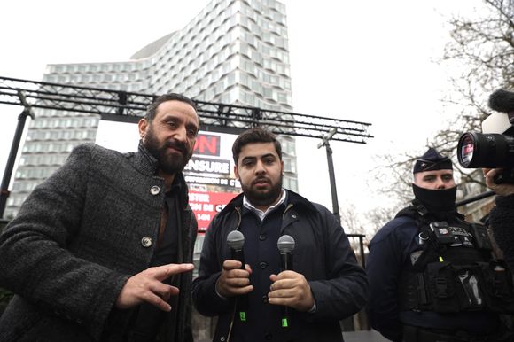 Cyril Hanouna participe, aux côtés du journaliste Radouan Kourak, à la manifestation "Non à la Censure" visant à soutenir la chaîne de télévision C8, devant le siège de l'Arcom à Paris, le 18 décembre 2024. L’ARCOM, l’Autorité de régulation de la communication audiovisuelle et numérique, a récemment décidé de ne pas renouveler l’autorisation de diffusion de C8 sur la TNT en février 2025, suite à ce qu'elle considère comme des manquements, tels que "des violations d’obligations en matière de pluralisme d’information, de maîtrise de l’antenne et de respect des droits des personnes". Une pétition visant à contrer cette décision a déjà recueilli plus d'un million de signatures. 
© Jack Tribeca / Bestimage