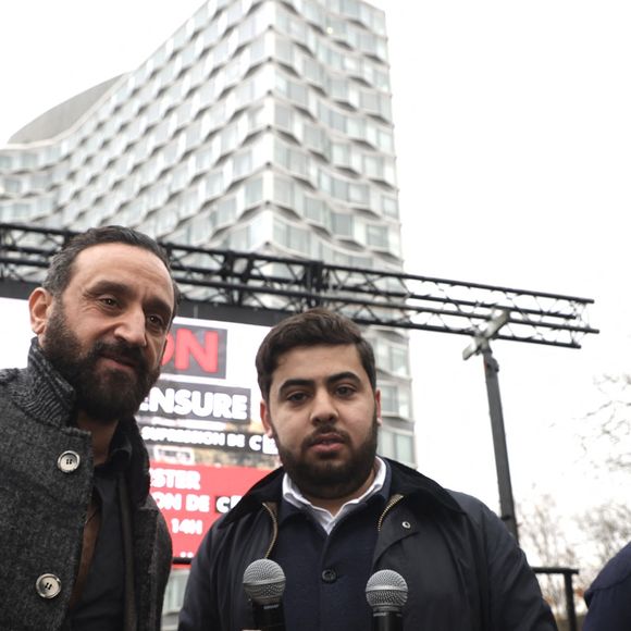 Cyril Hanouna participe, aux côtés du journaliste Radouan Kourak, à la manifestation "Non à la Censure" visant à soutenir la chaîne de télévision C8, devant le siège de l'Arcom à Paris, le 18 décembre 2024. L’ARCOM, l’Autorité de régulation de la communication audiovisuelle et numérique, a récemment décidé de ne pas renouveler l’autorisation de diffusion de C8 sur la TNT en février 2025, suite à ce qu'elle considère comme des manquements, tels que "des violations d’obligations en matière de pluralisme d’information, de maîtrise de l’antenne et de respect des droits des personnes". Une pétition visant à contrer cette décision a déjà recueilli plus d'un million de signatures. 
© Jack Tribeca / Bestimage
