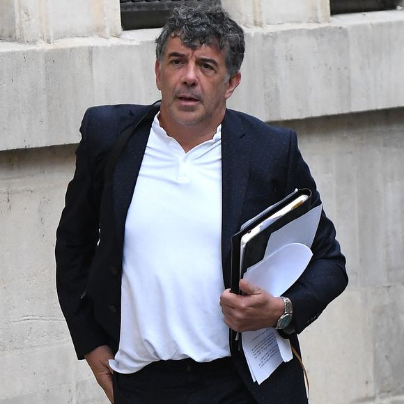 Aujourd'hui, il clame son innocence.

Exclusif - Stéphane Plaza arrive à la Maison de la Chimie à Paris avec ses avocats pour donner une conférence de presse le 5 juin 2025.