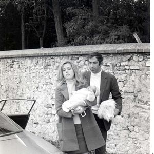 Le couple cherchait à fuir l’agitation d’Hollywood pour une vie plus simple et proche de la nature.

Roger Vadim et Jane Fonda avec leur fille Vanessa Vadim à Paris. Photo par AGENCE / BESTIMAGE