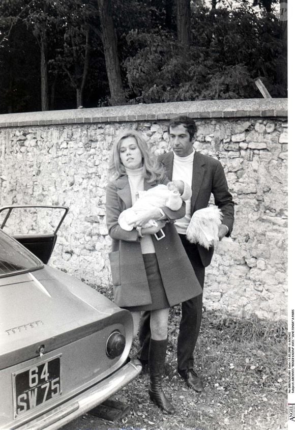 Le couple cherchait à fuir l’agitation d’Hollywood pour une vie plus simple et proche de la nature.

Roger Vadim et Jane Fonda avec leur fille Vanessa Vadim à Paris. Photo par AGENCE / BESTIMAGE