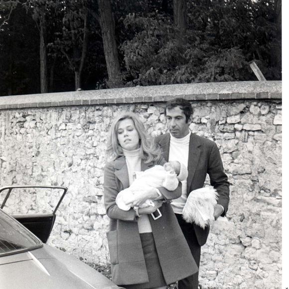 Le couple cherchait à fuir l’agitation d’Hollywood pour une vie plus simple et proche de la nature.

Roger Vadim et Jane Fonda avec leur fille Vanessa Vadim à Paris. Photo par AGENCE / BESTIMAGE