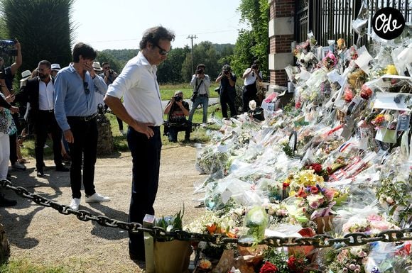 Anthony Delon et son demi-frère Alain-Fabien découvrent les hommages devant les grilles de la propriété de Douchy, quelques heures avant les obsèques de leur père, A.Delon, le 24 août 2024