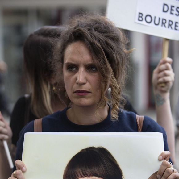 Des manifestants se rassemblent devant la salle de concert du Zénith à Paris, le 7 juin 2018, pour protester contre un concert de la star du rock français Bertrand Cantat, qui a été condamné pour avoir tué sa compagne l'actrice française Marie Trintignant en 2003.  Photo par Raphaël Lafargue/ABACAPRESS.COM
