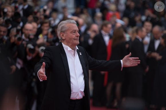 Alain Delon - Montée des marches du film "A Hidden Life" lors du 72ème Festival International du Film de Cannes. Le 19 mai 2019. Backgrid UK/ Bestimage