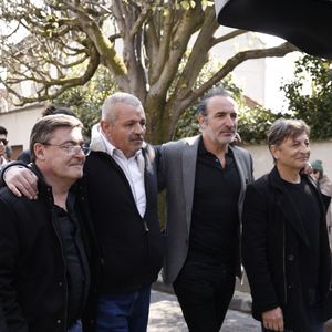 James Huth, réalisateur du film "Brice de Nice", Manu Joucla, Eric Collado, Jean Dujardin, Eric Massot lors de la sortie du cortège funèbre de Bruno Salomone à l'église Sainte-Anne de Polangis à Joinville-le-Pont (Val-de-Marne) le 23 mars 2026.

© Cyril Moreau - Dominique Jacovides / Bestimage