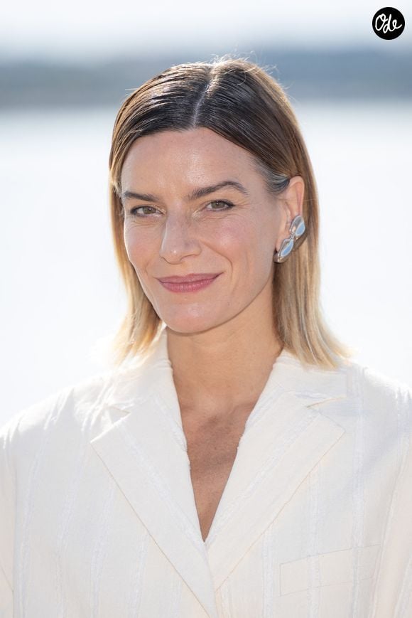 Fauve Hautot participe à la séance photo « Rien Ne T'Efface » dans le cadre du 8e Festival international Canneseries, à la Plage du Majestic, le 28 avril 2025 à Cannes, en France. Photo : Shootpix/ABACAPRESS.COM