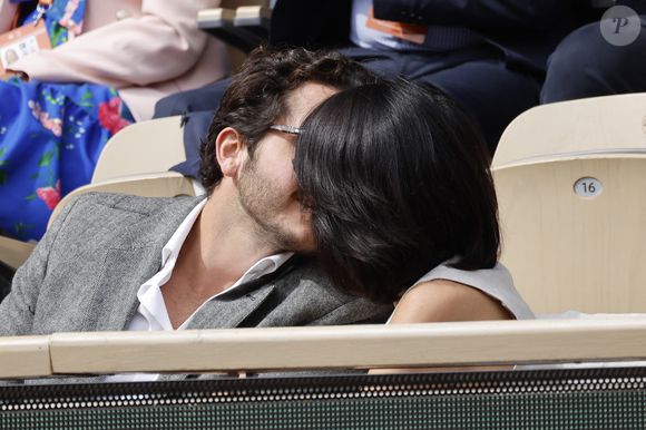 Florence Foresti et son compagnon Alexandre Kominek - People dans les tribunes lors des Internationaux de France de Tennis de Roland Garros 2022 à Paris le 29 mai 2022. © Cyril Moreau/Bestimage