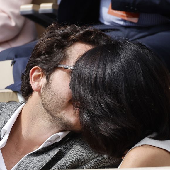 Florence Foresti et son compagnon Alexandre Kominek - People dans les tribunes lors des Internationaux de France de Tennis de Roland Garros 2022 à Paris le 29 mai 2022. © Cyril Moreau/Bestimage
