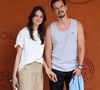 Elle y dévoile notamment des moments à la piscine et des soirées entre amis.

Juan Arbelaez et sa compagne Cassandre Verdier lors des Internationaux de France de Tennis de Roland Garros le 1er juin 2025.

© Dominique Jacovides / Bestimage