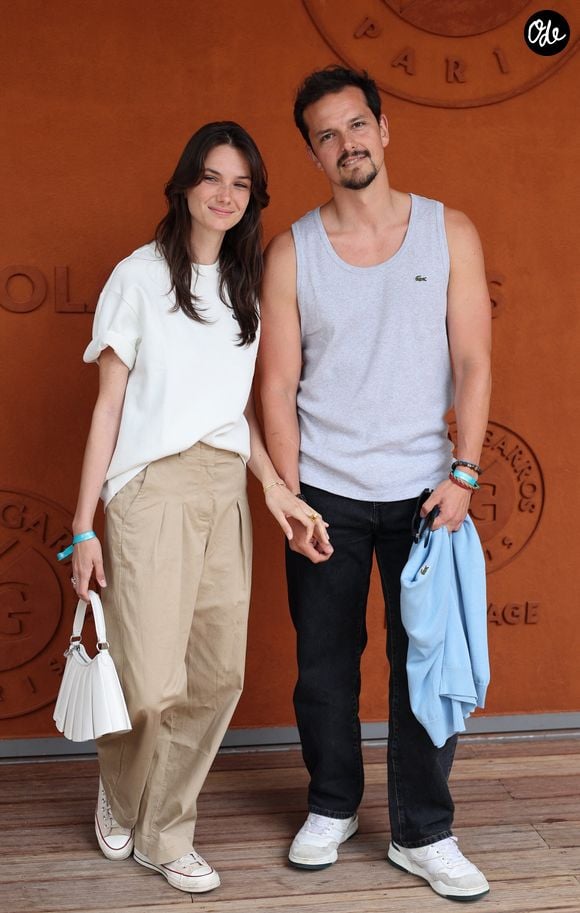 Elle y dévoile notamment des moments à la piscine et des soirées entre amis.

Juan Arbelaez et sa compagne Cassandre Verdier lors des Internationaux de France de Tennis de Roland Garros le 1er juin 2025.

© Dominique Jacovides / Bestimage