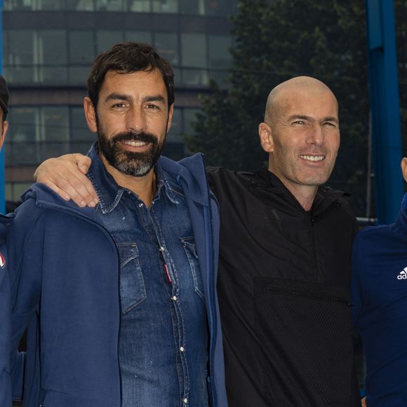 Un champion du monde 98 réagit à la mort du jeune Elias

Zinedine Zidane avec ses coéquipiers Lionel Charbonnier, Robert Pirès, Youri Djorkaeff et Vincent Candela - À l’occasion du 20ème anniversaire de la victoire des Bleus en Coupe du monde, l’ex-entraîneur du Real Madrid inaugure un terrain pour les jeunes à côté du Stade de France le "playground ZZ 10", à Saint-Denis, Seine Saint-Denis, France. © Bestimage