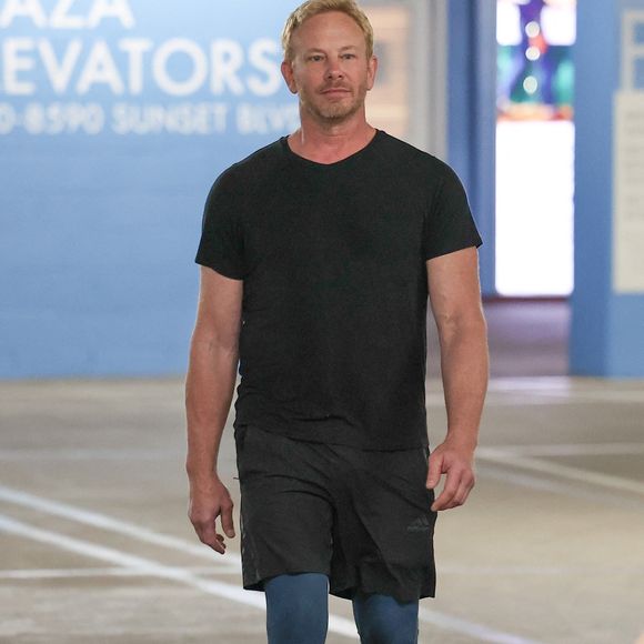 Los Angeles, CA - EXCLUSIF - Ian Ziering, l'ancien de Beverly Hills, 90210, se concentre sur l'amélioration de ses muscles alors qu'il sort d'une salle de sport à Los Angeles après sa séance d'entraînement.
Backgrid USA / Bestimage