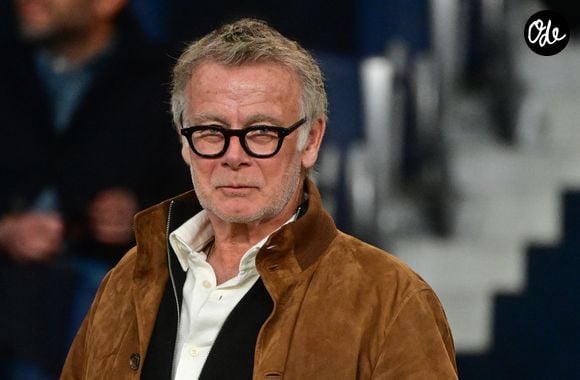 Franck Dubosc en tribunes lors du match de football Ligue 1 McDonald's opposant le Paris Saint-Germain (PSG) à l'AS Monaco (1-3) au Parc des Princes à Paris, France, le 7 mars 2026. © Christian Liewig/Bestimage