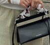 La mode Y2K (des années 2000) s'empare de la maroquinerie avec le retour massif des bijoux de sac.
