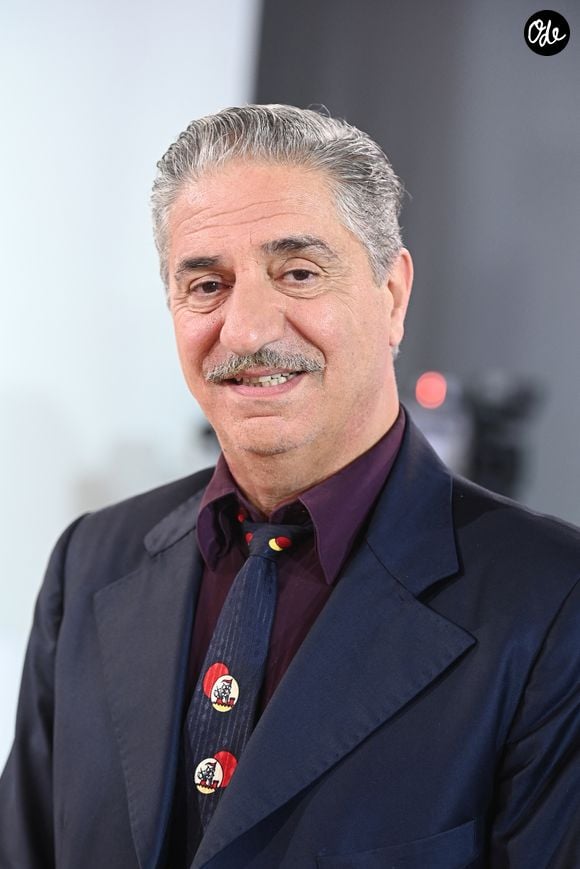 Simon Abkarian lors de l'enregistrement de l'émission Vivement dimanche édition spéciale intitulée 'Général de Gaulle' au studio Rive gauche, présentée par M.Drucker et diffusée le 11 octobre sur France 3, à Paris, France, le 30 septembre 2026. © Guillaume Gaffiot/Bestimage