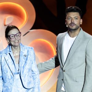 Exclusif - Brahim Bouhlel, Claudine, Kev Adams - Enregistrement de l'émission "L'humour à la plage" pour la 2eme édition du festival de Juan les Pins à la pinède Gould le 27 juin 2025. C'est l'humoriste français Kev Adams qui a initié et mis en scène ce festival dans la ville de ses grand-parents où il a passé ses vacances quand il était plus jeune. Sa grand-mère fait partie du Show aux côtés d'un plateau d'humoristes exceptionnels.
Après le succès de la première édition, TF1 et Kev Adams vous donnent rendez-vous pour une nouvelle soirée d’humour inédite et festive. Tourné face à la mer, dans l’écrin magique de la pinède Gould à Juan-les-Pins, « L’Humour à la Plage » revient pour une 2e édition encore plus ambitieuse : un grand show à ciel ouvert, pour rire ensemble et démarrer l’été en beauté. 
Une carte postale en guise de scène avec une ambiance unique; Imaginé comme une véritable fête de l’humour à ciel ouvert, sous les pins, les pieds dans le sable et la tête dans les étoiles, « L’Humour à la Plage » rassemble le temps d’un soir les plus grands noms de l’humour avec des duos inédits, des sketchs exclusifs, des impros, des happenings, des surprises… et une énergie communicative portée par un public survolté. 
Une programmation exceptionnelle qui donne le sourire; Pour cette 2ème édition, Kev Adams s’est entouré de Gad Elmaleh, Camille Lellouche, Maxime Gasteuil, Élodie Poux, Franck Dubosc, Marine Leonardi, Anne Roumanoff, Chantal Ladesou, Marie s’infiltre, Nino Arial, Az, Titoff, Kody… Et de nombreux invités-surprise que vous n’avez jamais vus sur la scène d’un gala d’humour.
Un spectacle familial, solaire et intergénérationnel; Conçu pour rassembler toutes les générations, « L’Humour à la Plage » promet de faire du rire un moment de fête. Un show festif, solaire, et populaire, à savourer ensemble pour bien démarrer l’été.
L'émission du e gala « L'Humour à la Plage » sera diffusése sur TF1 le 15 juillet à 21h10 pour une soirée unique de rires et de surprises ! © Bruno Bebert / Bestimage