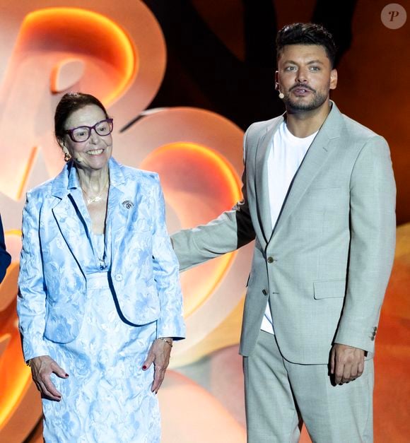 Et ce n'est pas tout ! La grand-mère de Kev Adams, elle-même invitée à s'illustrer sur scène a volé la vedette de tout le monde. D'autres invités surprises étaient aussi là !

Exclusif - Brahim Bouhlel, Claudine, Kev Adams - Enregistrement de l'émission "L'humour à la plage" pour la 2eme édition du festival de Juan les Pins à la pinède Gould le 27 juin 2025.  © Bruno Bebert / Bestimage