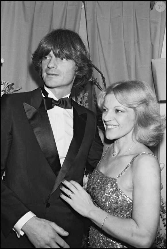 Mais avant de rencontrer celui qui partage aujourd'hui sa vie, l'interprète de "La musique" a connu une histoire d'amour avec Patrick Chappuis, un bijoutier suisse à qui elle dit oui en 1978.

Archives - Nicoletta dans sa loge à Bobino à Paris après sa première en 1979, avec Patrick Chappuis. RINDOFF-PATERSON / BESTIMAGE