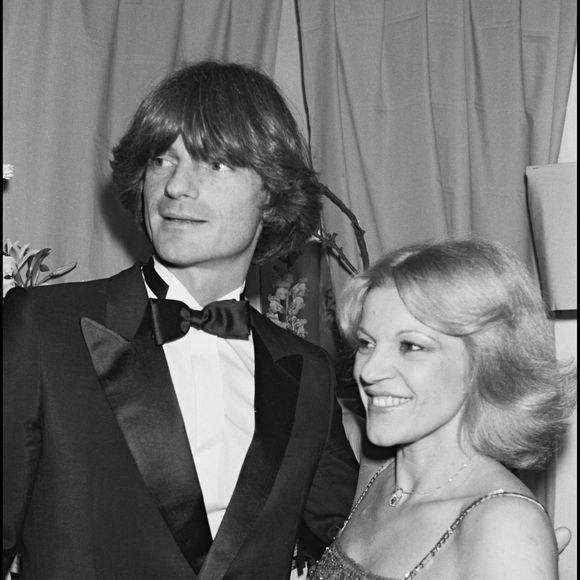 Mais avant de rencontrer celui qui partage aujourd'hui sa vie, l'interprète de "La musique" a connu une histoire d'amour avec Patrick Chappuis, un bijoutier suisse à qui elle dit oui en 1978.

Archives - Nicoletta dans sa loge à Bobino à Paris après sa première en 1979, avec Patrick Chappuis. RINDOFF-PATERSON / BESTIMAGE