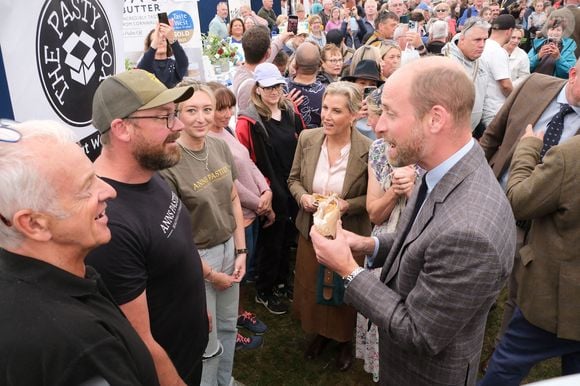 Le prince William et Sophie Rhys-Jones - Le Prince de Galles, connu sous le nom de Duc de Cornouailles lorsqu'il est en Cornouailles, et la Duchesse d'Edimbourg, avec des Duchy Pasties lors d'une visite au pavillon de l'alimentation et de l'agriculture au Royal Cornwall Show au Royal Cornwall Showground, Whitecross, Wadebridge, Angleterre, Royaume-Uni, le 6 juin 2025. Photo by Matt Keeble/PA Wire/ABACAPRESS.COM