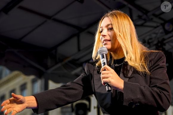 La chanteuse Santa lors de la 11ème édition du Scoop Live Radio Scoop - Soupe en scène du chef Fabrice Bonnot au profit de l'association "Notre Dame des Sans Abri" sur la place de la République à Lyon, France, le 25 novembre 2023. © Sandrine Thesillat/Panoramic/Bestimage