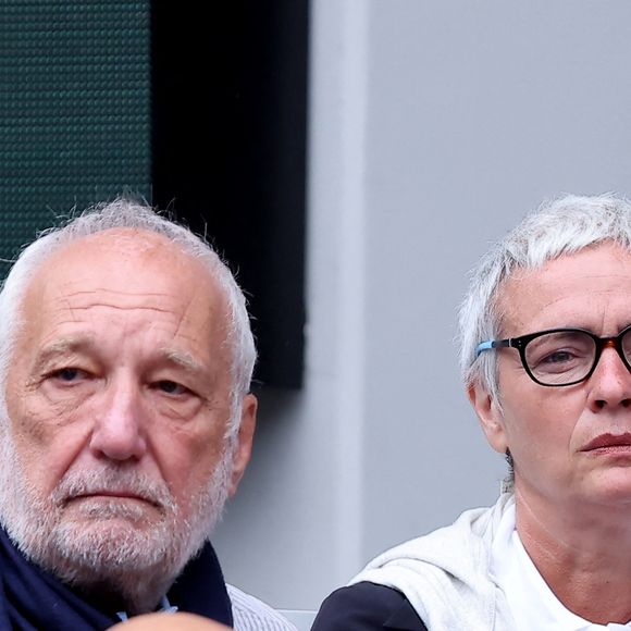 François Berléand et sa femme Alexia Stresi dans les tribunes lors des Internationaux de France de Tennis de Roland Garros 2025, à Paris, France, le 27 mai 2025. © Jacovides-Moreau/Bestimage