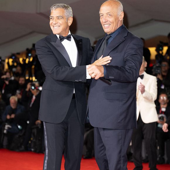 George Clooney and Giovanni Zeqireya assistent à la première de "Jay Kelly" au Festival international du film de Venise au Lido de Venise, le 28 août 2025. 

Photo : API / Bestimage