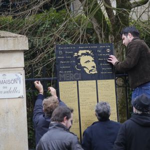Illustrations des hommages des fans devant la maison de Johnny et Laeticia Hallyday à Marnes-la-Coquette le 7 décembre 2017.
© Marc Ausset Lacroix / Bestimage