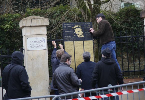 Illustrations des hommages des fans devant la maison de Johnny et Laeticia Hallyday à Marnes-la-Coquette le 7 décembre 2017.
© Marc Ausset Lacroix / Bestimage