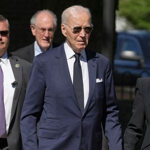 Joe Biden, accompagné de sa sœur Valerie Biden Owens, arrive avant les funérailles de l'ancien gouverneur et représentant américain Mike Castle à l'église St. Joseph on the Brandywine à Greenville, le 22 août 2025. À l'arrière, Frank Biden (à gauche) et Ted Kaufman, ancien collaborateur de Biden et sénateur américain. Photo par William Bretzger-Delaware News Journal / USA TODAY NETWORK via Imagn Images/SPUS/ABACAPRESS.COM)