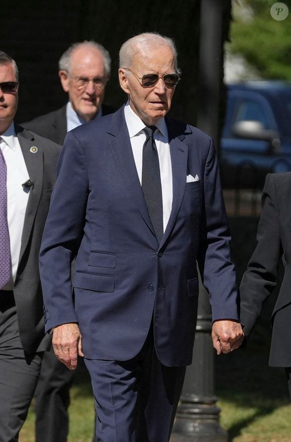 Joe Biden, accompagné de sa sœur Valerie Biden Owens, arrive avant les funérailles de l'ancien gouverneur et représentant américain Mike Castle à l'église St. Joseph on the Brandywine à Greenville, le 22 août 2025. À l'arrière, Frank Biden (à gauche) et Ted Kaufman, ancien collaborateur de Biden et sénateur américain. Photo par William Bretzger-Delaware News Journal / USA TODAY NETWORK via Imagn Images/SPUS/ABACAPRESS.COM)