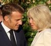 "Cette rumeur qui vous prête une liaison avec le président de la République, elle vous énerve ou vous amuse ?" 

Le 17 août 2025, Emmanuel et Brigitte Macron à Bormes les Mimosas, dans le sud de la France © Alain Robert / Pool / Bestimage