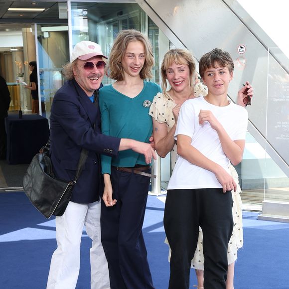 Philippe Katerine, Julie Depardieu et leurs enfants Billy et Alfred  - Photocall de 'Les derniers jours de Charles Baudelaire' lors de la 65eme édition du Festival TV De Monte Carlo le 14 Juin 2026

 © Denis Guignebourg /Bestimage