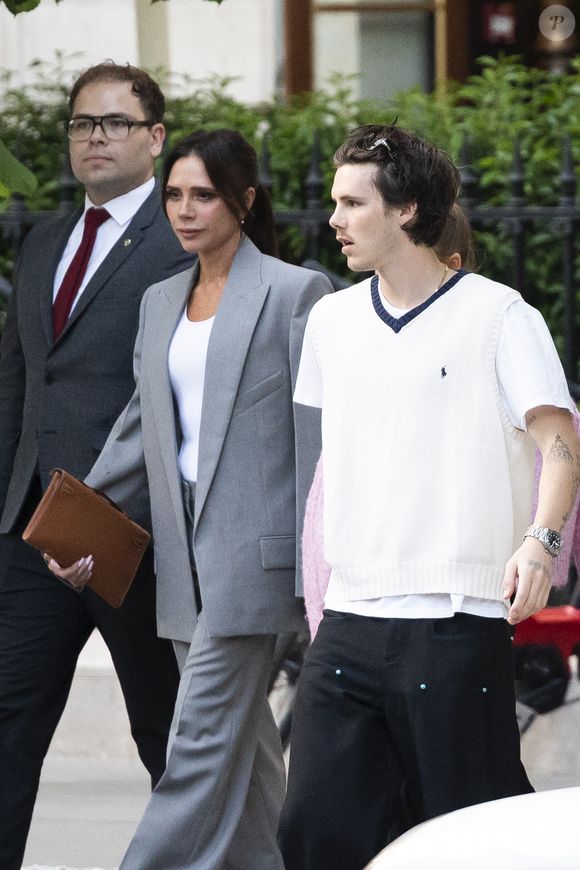 La famille Beckham arrive à son hôtel fétiche "La Réserve" pour fêter les 50 ans de David Beckham à Paris, le 2 mai 2025.  

Photo : Agence / Bestimage