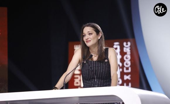 qu'elle affectionne particulièrement. 

Marion Cotillard - J.Gray reçoit des mains de M.Cotillard l'étoile d'or à l'occasion de l'hommage qui lui est rendu lors du 19ème Festival International du Film de Marrakech le 12 novembre 2022. Soirée en hommage au réalisateur américain J.Gray.
© Denis Guignebourg / Bestimage