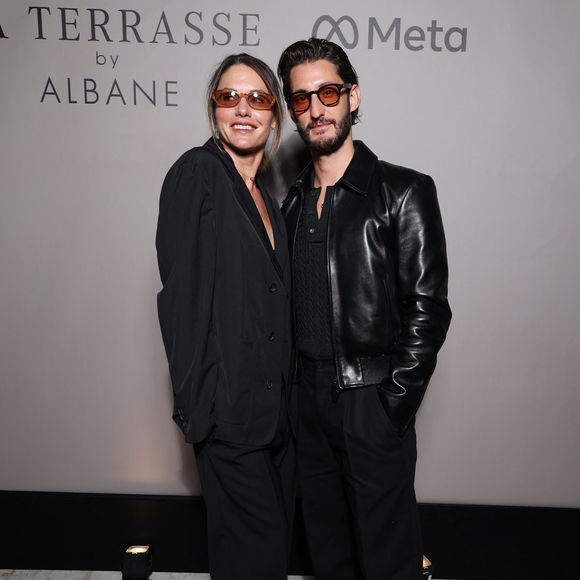 Exclusif - Pierre Niney et sa compagne Natasha Andrews lors de la soirée anniversaire des 25 ans de la Terrasse de Albane pendant le 79ème Festival de Cannes, le 15 mai 2026. 

© Denis Guignebourg/Bestimage