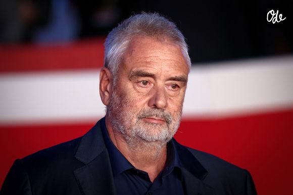 Les circonstances exactes de sa mort et de sa décapitation restent donc incertaines, tandis que cette nouvelle découverte ravive les tensions autour du domaine de Luc Besson.

Luc Besson attends the "Dracula (Dracula – L'Amore Perduto)" red carpet during the 20th Rome Film Festival at Auditorium Parco Della Musica. ( © PacificPressAgency / Bestimage
