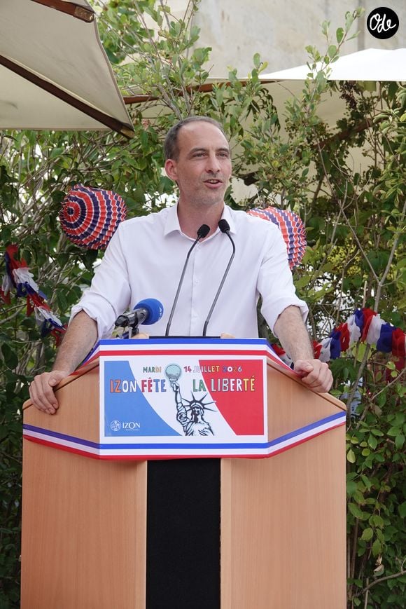 Raphaël Glucksmann lors de l'inauguration d'une réplique de la Statue de la Liberté à Izon le 14 juillet 2026.

© Frédéric Hervé / Bestimage