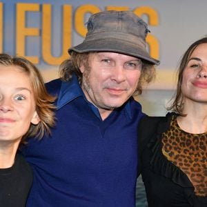 Le jeune Billy, 14 ans, est né des amours entre Philippe Katerine et Julie Depardieu. 

Billy, le fils de Philippe Katrine et Julie Depardieu, Philippe Katerine, sa fille Edie Blanchard - Avant-première du film "Voleuses" diffusé sur Netflix.
Paris le 24 octobre 2023. © Veeren / Bestimage