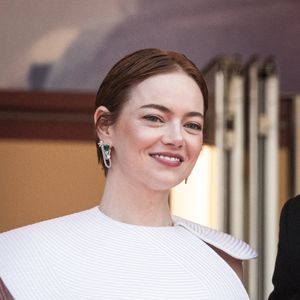 Un journaliste a interpelé Emma Stone pour lui rappeler un échange qu'ils avaient eu l'an dernier au même endroit.

Emma Stone - Montée des marches du film « Eddington » lors du 78ème Festival International du Film de Cannes, au Palais des Festivals à Cannes. Le 16 mai 2025
© Jacovides-Moreau / Bestimage