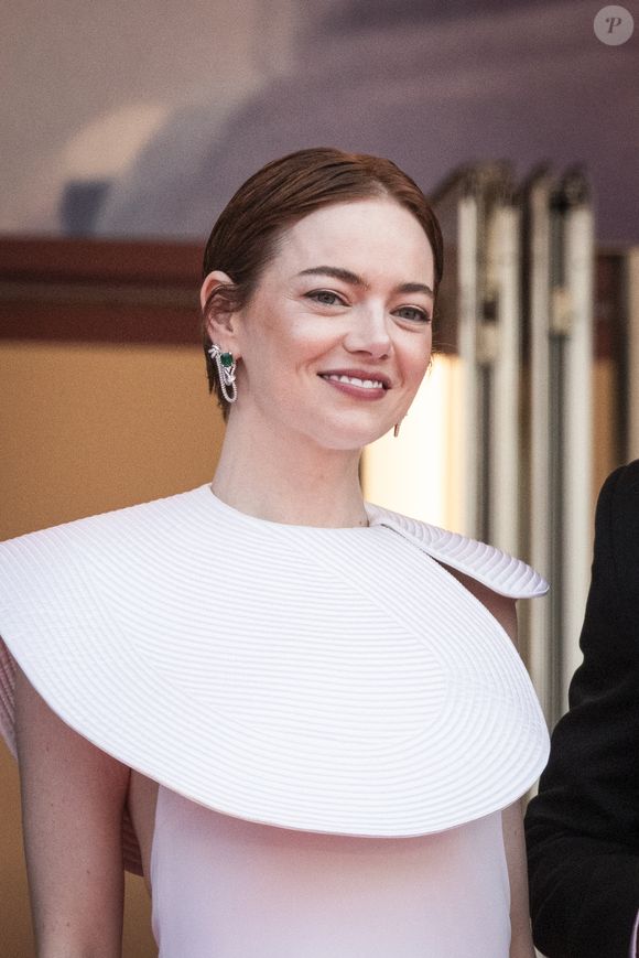 Un journaliste a interpelé Emma Stone pour lui rappeler un échange qu'ils avaient eu l'an dernier au même endroit.

Emma Stone - Montée des marches du film « Eddington » lors du 78ème Festival International du Film de Cannes, au Palais des Festivals à Cannes. Le 16 mai 2025
© Jacovides-Moreau / Bestimage