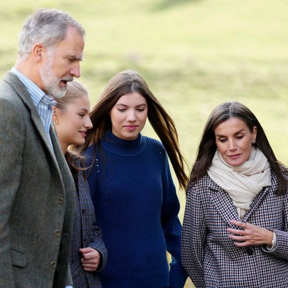 Le roi Felipe VI, la reine Letizia, l'infante Leonor, la princesse Sofia - La famille royale d'Espagne lors de la cérémonie de remise des prix pour la ville exemplaire des Asturies 2024 à Sotres. Le 26 octobre 2024