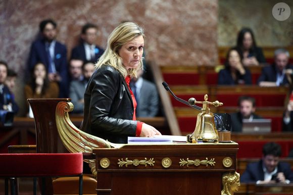 La présidente de l'Assemblée nationale française, Yael Braun-Pivet, annonce les résultats du vote lors du débat précédant les votes de défiance sur l'administration du Premier ministre Barnier à l'Assemblée nationale à Paris, France, le 4 décembre 2024. Photo par Raphael Lafargue/ABACAPRESS.COM
