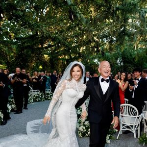 La cérémonie officielle a eu lieu le vendredi sur l’île de San Giorgio Maggiore, suivie d’un dîner et d’échanges de vœux.


Lauren Sanchez a épousé le milliardaire et patron d'Amazon Jeff Bezos à Venise dans une robe Dolce & Gabbana.