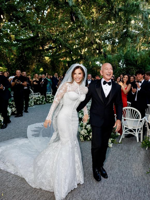 La cérémonie officielle a eu lieu le vendredi sur l’île de San Giorgio Maggiore, suivie d’un dîner et d’échanges de vœux.


Lauren Sanchez a épousé le milliardaire et patron d'Amazon Jeff Bezos à Venise dans une robe Dolce & Gabbana.